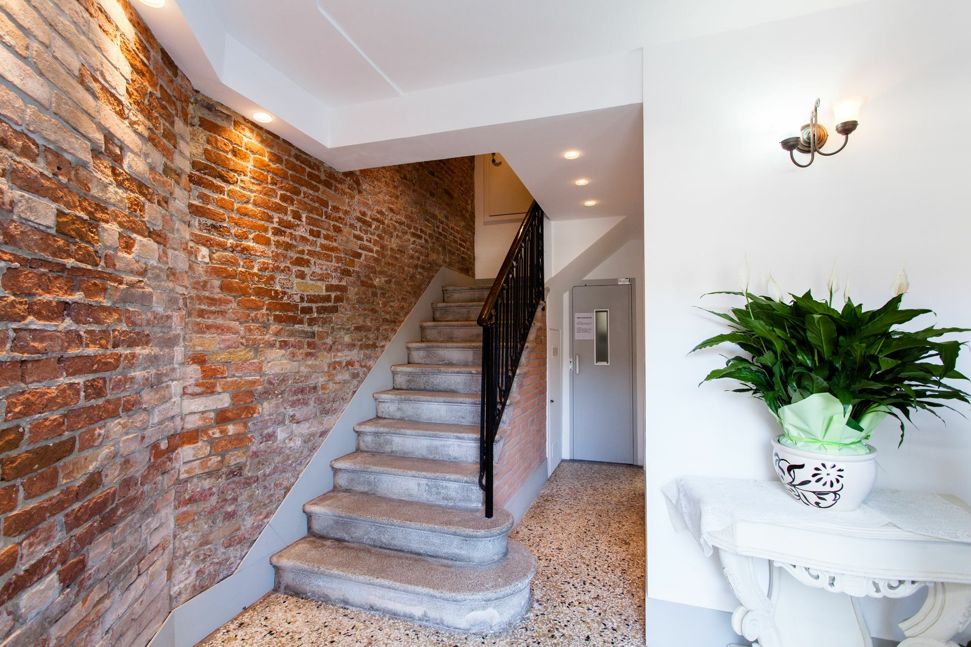Prince Apartments *